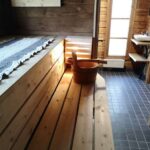 Mökissä on oma sauna josta on valoisa näköala kylpyhuoneeseen.