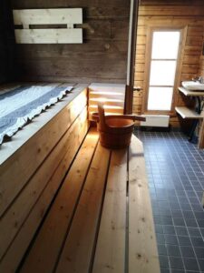 Mökissä on oma sauna josta on valoisa näköala kylpyhuoneeseen.