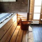 Mökissä on oma sauna josta on valoisa näköala kylpyhuoneeseen.