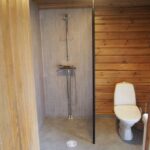 Suihku saunan vieressä sekä sisä wc.