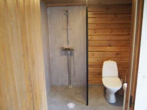 Suihku saunan vieressä sekä sisä wc.